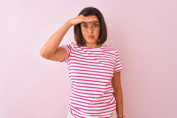 年轻而漂亮的女人穿着条纹T恤 站在孤立的粉色背景上 担心和强调着手头上的问题 紧张和对危机的焦虑 — 图库照片
