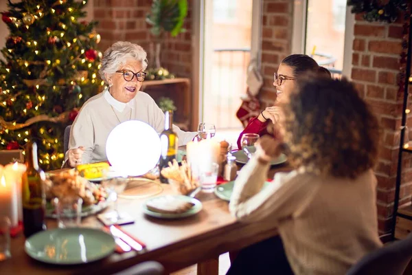 女性の美しいグループの幸せと自信を笑顔 自宅でクリスマスを祝うロースト七面鳥を食べる — ストック写真