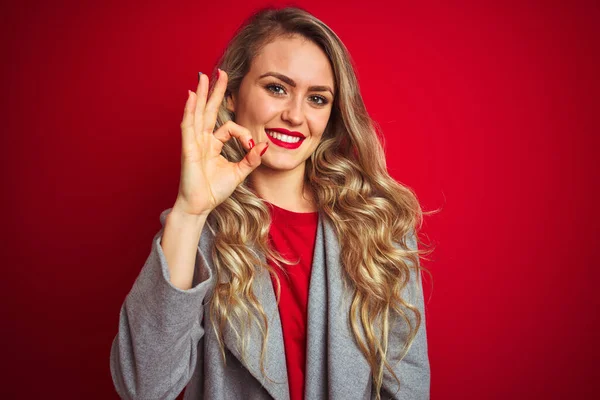 Young Beautiful Business Woman Wearing Elegant Jacket Standing Red Isolated — ストック写真