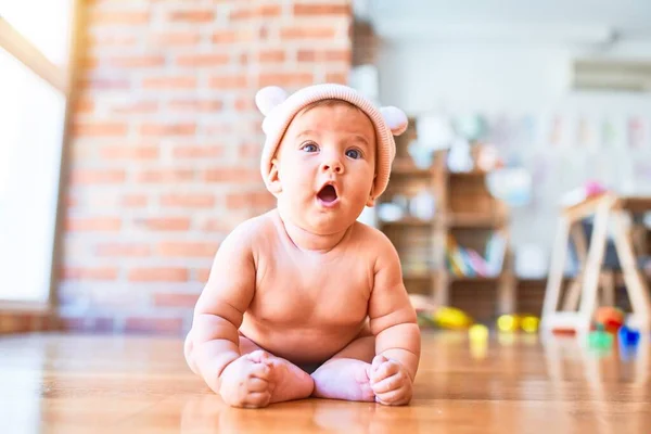 Bebê Adorável Deitado Sofá Casa Recém Nascido Vestindo Chapéu Fanny — Fotografia de Stock