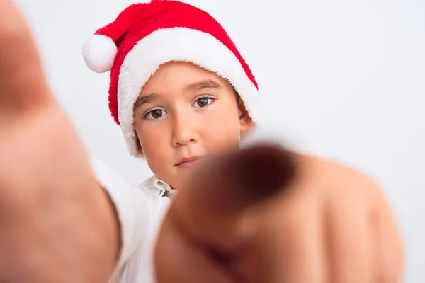 Noel Baba Şapkası Takan Güzel Çocuk Izole Edilmiş Beyaz Arka — Stok fotoğraf