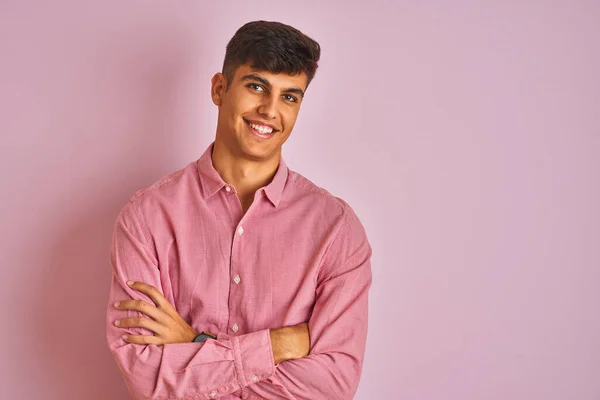 Mladý Indián Elegantní Košili Stojící Nad Osamělým Růžovým Pozadím Šťastný — Stock fotografie