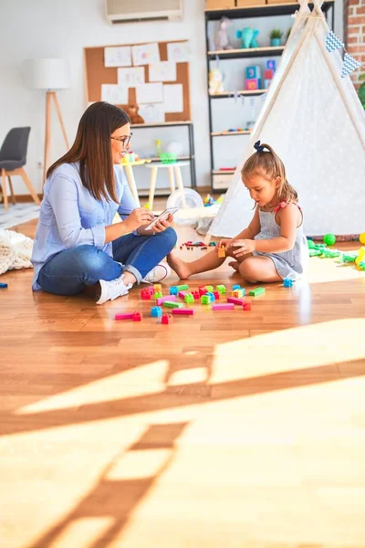 Young Therapist Woman Speaking Treating Child Counselor Behaviour Correction Pedagogue — Stock Photo, Image