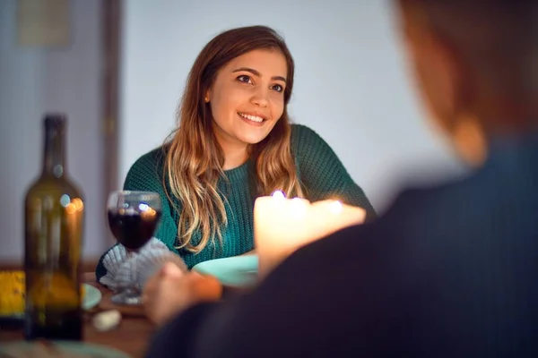 Unga Vackra Par Ler Glada Och Självsäkra Romantiskt Möte Hemma — Stockfoto