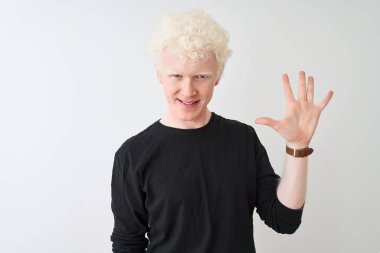 Siyah tişörtlü genç albino adam izole edilmiş beyaz arka plan üzerinde duruyor ve parmaklarını beş numarayı gösterirken kendinden emin ve mutlu gülümsüyor..