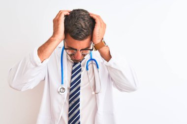 Steteskop takan yakışıklı genç bir doktor. Acı ve migrenden dolayı çaresiz ve stresli bir baş ağrısından muzdarip. Ellerini başının üstüne koy..