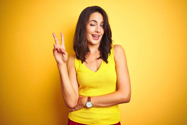 Junge Schöne Frau Shirt Vor Gelbem Hintergrund Lächelnd Mit Glücklichem — Stockfoto