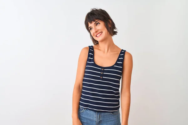 Mujer Hermosa Joven Con Camiseta Rayas Pie Sobre Fondo Blanco — Foto de Stock