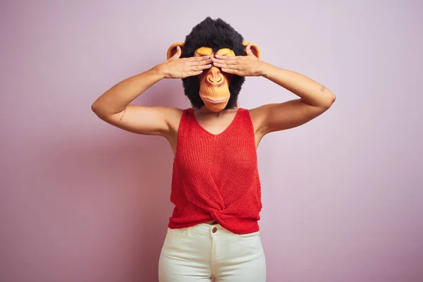 Mulher Vestindo Shirt Máscara Macaco — Fotografia de Stock