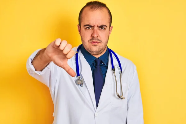 Jeune Homme Médecin Portant Manteau Stéthoscope Debout Sur Fond Jaune — Photo