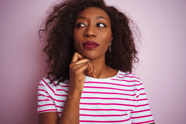 Mujer Afroamericana Joven Con Camiseta Rayas Pie Sobre Fondo Rosa —  Fotos de Stock