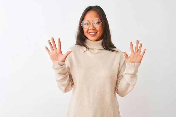 터틀넥 스웨터를 안경을 여성은 자신있고 행복하게 웃으면서 손가락으로 손가락을 있었다 — 스톡 사진