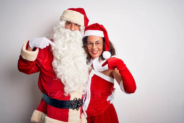 Paar Mittleren Alters Weihnachtsmannkostüm Das Sich Vor Isoliertem Weißem Hintergrund — Stockfoto