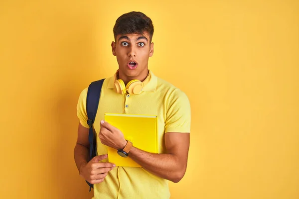 Indischer Student Der Ein Kopfhörer Notizbuch Über Einem Isolierten Gelben — Stockfoto