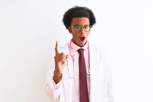 Joven Médico Afroamericano Con Estetoscopio Rosa Sobre Fondo Blanco Aislado — Foto de Stock