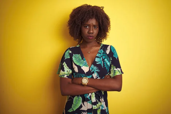 Jovem Afro Africana Vestindo Vestido Floral Verão Sobre Fundo Amarelo — Fotografia de Stock