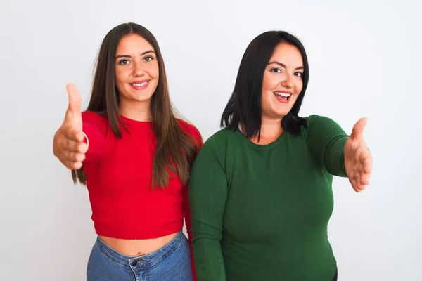 Mujeres Hermosas Jóvenes Con Ropa Casual Pie Sobre Fondo Blanco — Foto de Stock