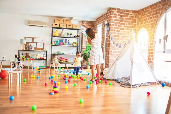 Jovem Bela Professora Criança Brincando Com Bolas Coloridas Jardim Infância — Fotografia de Stock