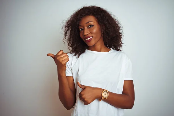 Jeune Femme Afro Américaine Portant Shirt Debout Sur Fond Blanc — Photo