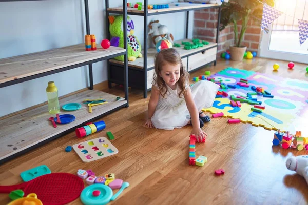 Entzückendes Blondes Kleinkind Spielt Kindergarten Mit Bauklötzen Jede Menge Spielzeug — Stockfoto