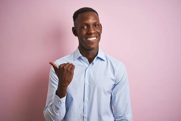 Afrikai Amerikai Férfi Kék Elegáns Ing Áll Felett Elszigetelt Rózsaszín — Stock Fotó