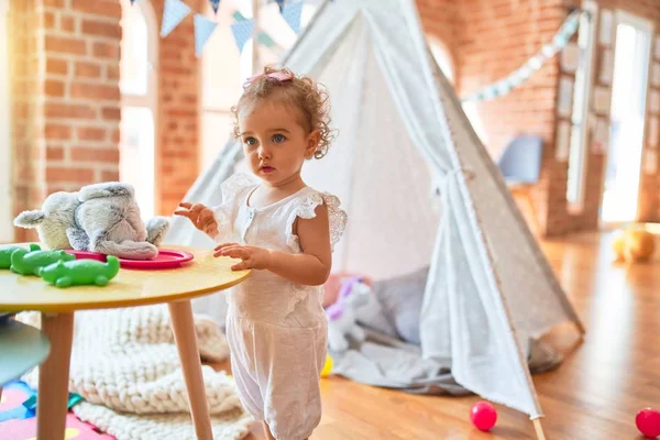 Schöne Kaukasische Säugling Spielt Mit Spielzeug Bunten Spielzimmer Fröhlich Und — Stockfoto