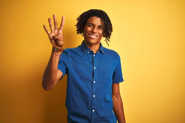 Afro Hombre Con Rastas Vistiendo Camisa Vaquera Casual Pie Sobre —  Fotos de Stock