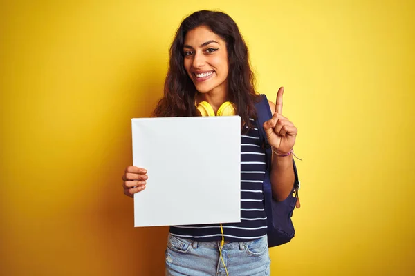 Junge Schöne Studentin Mit Transparent Steht Über Isolierten Gelben Hintergrund — Stockfoto