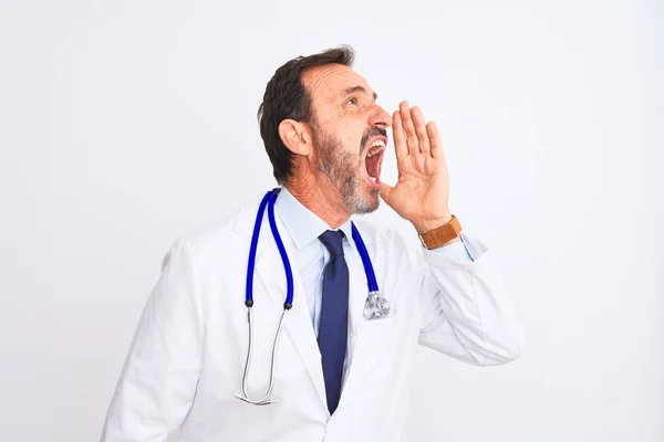Arzt Mittleren Alters Der Mit Mantel Und Stethoskop Vor Isoliertem — Stockfoto