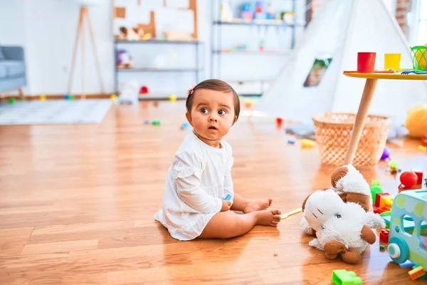 Schönes Kleinkind Freut Sich Kindergarten Über Buntes Spielzeug — Stockfoto