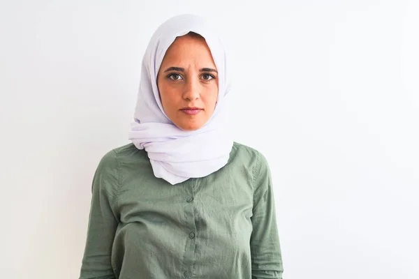 Ung Vacker Arabiska Kvinna Bär Traditionell Muselman Hijab Över Isolerad — Stockfoto