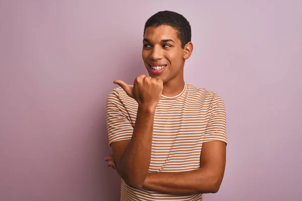 Junger Gutaussehender Arabischer Mann Gestreiftem Shirt Vor Isoliertem Rosa Hintergrund — Stockfoto