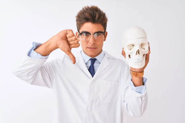 Genç Yakışıklı Doktor Gözlüklü Kafatasını Izole Edilmiş Beyaz Arka Planda — Stok fotoğraf
