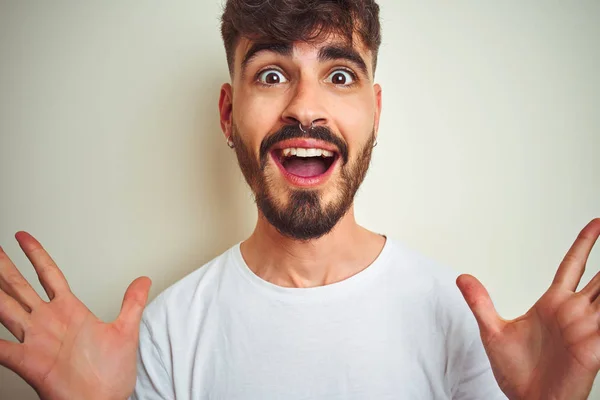 Joven Hombre Con Tatuaje Vistiendo Camiseta Pie Sobre Fondo Blanco —  Fotos de Stock