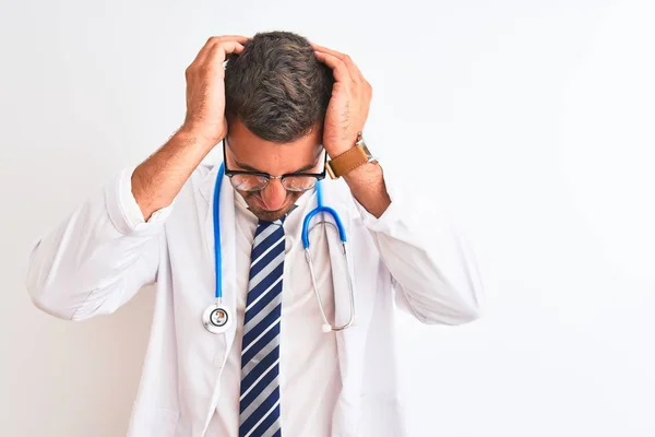 Steteskop Takan Yakışıklı Genç Bir Doktor Acı Migrenden Dolayı Çaresiz — Stok fotoğraf