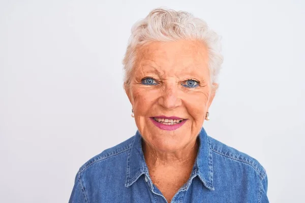 Senior Mulher Cabelos Grisalhos Vestindo Camisa Jeans Casual Sobre Fundo — Fotografia de Stock