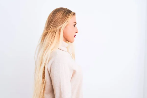 Jovem Mulher Bonita Vestindo Camisola Gola Alta Sobre Fundo Branco — Fotografia de Stock