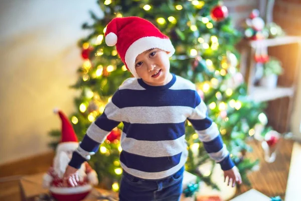 Criança Adorável Sorrindo Feliz Confiante Usando Chapéu Papai Noel Com — Fotografia de Stock