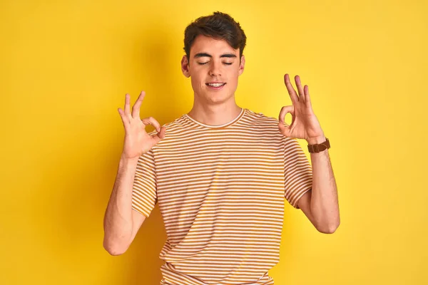 Menino Adolescente Vestindo Camiseta Amarela Sobre Fundo Isolado Relaxar Sorrir — Fotografia de Stock