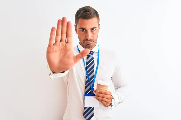 Jovem Homem Negócios Bonito Vestindo Pass Beber Café Sobre Fundo — Fotografia de Stock