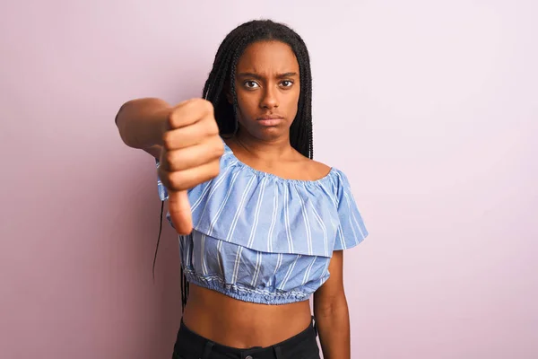 Mulher Afro Americana Vestindo Camiseta Listrada Sobre Fundo Rosa Isolado — Fotografia de Stock