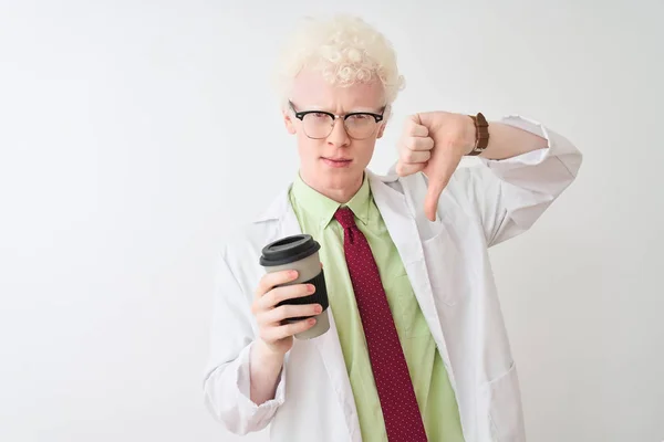 Albino Cientista Homem Usando Óculos Beber Tirar Café Sobre Fundo — Fotografia de Stock