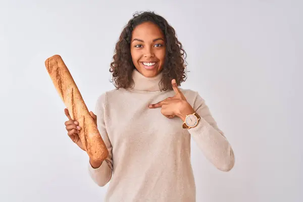 Jong Braziliaans Bakker Vrouw Houden Brood Staande Geïsoleerde Witte Achtergrond — Stockfoto
