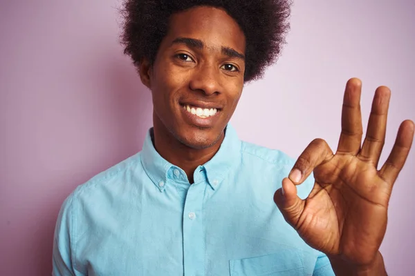 Giovane Uomo Americano Con Capelli Afro Indossa Camicia Blu Piedi — Foto Stock