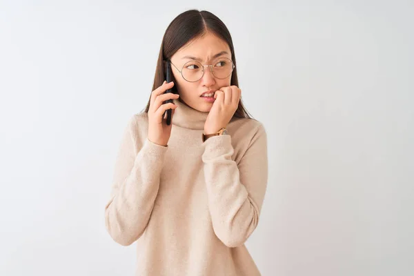 Joven Mujer China Hablando Teléfono Inteligente Sobre Fondo Blanco Aislado —  Fotos de Stock