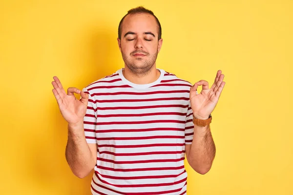 Giovane Uomo Che Indossa Casual Shirt Righe Piedi Sopra Isolato — Foto Stock