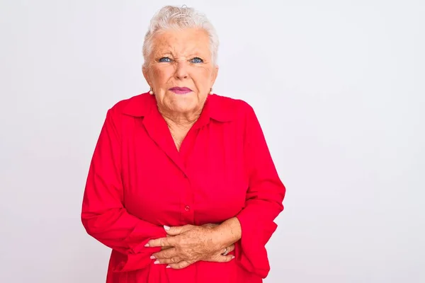 Mulher Cabelos Grisalhos Sênior Vestindo Camisa Casual Vermelha Sobre Fundo — Fotografia de Stock