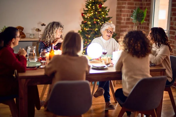 女性の美しいグループの幸せと自信を笑顔 自宅でクリスマスを祝うロースト七面鳥を食べる — ストック写真
