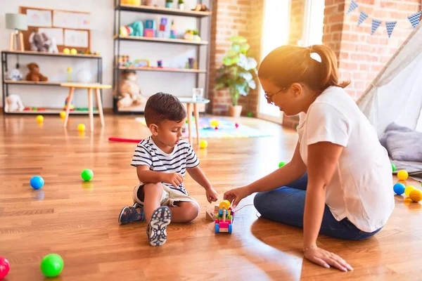 Hermoso Maestro Niño Pequeño Jugando Con Tren Jardín Infantes —  Fotos de Stock