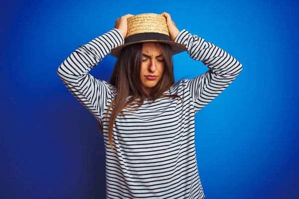 Ung Vacker Kvinna Bär Marinrandig Shirt Och Hatt Över Isolerad — Stockfoto